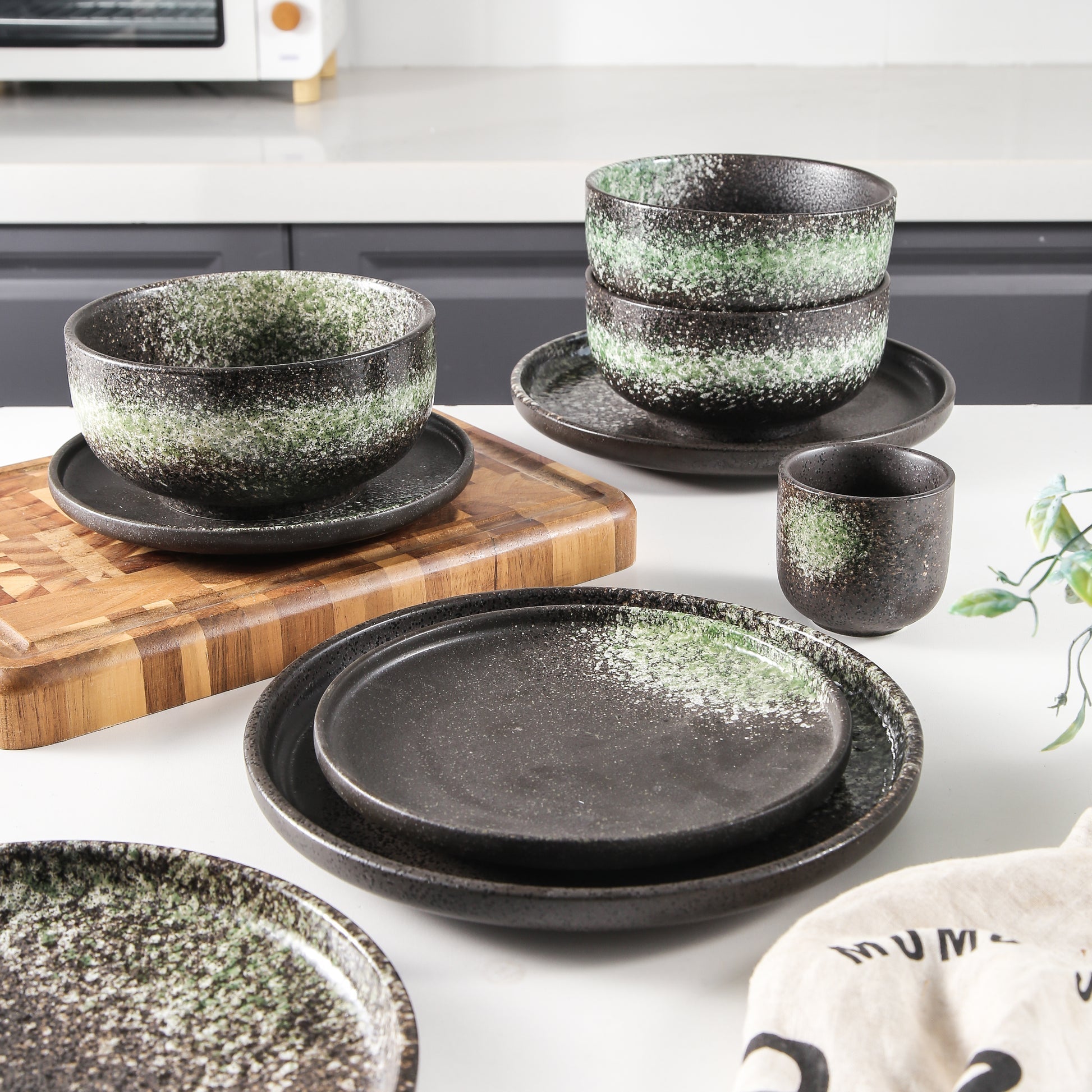 Iroha 16-Piece Green Stoneware Set